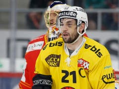 Berns Topskorer Simon Moser (hier vor Goalie Jonas Hiller) brachte Gefahr vor das Tor der Seeländer (Bild: KEYSTONE/PETER KLAUNZER)