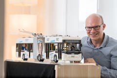 Jules Läubli mit dem Legobus in seiner Massagepraxis in Küssnacht. (Bild: Nadia Schärli, Küssnacht, 7. März 2019)