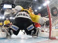Aus der Perspektive des machtlosen Leonardo Genoni: Toni Rajala erzielt das 2:3 (Bild: KEYSTONE/ANTHONY ANEX)