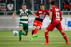 Der Krienser Skumbim Sulejmani (links) gegen die Aarauer Nicolas Bürgy und Elsad Zverotic. (Bild: Marc Schumacher / Freshfocus, Kriens, 2. April 2019)