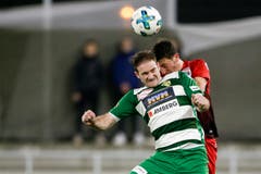 Kopfballduell zwischen dem Krienser Nico Siegrist und dem Aarauer Linus Obexer. (Bild: Marc Schumacher / Freshfocus, Kriens, 2. April 2019)