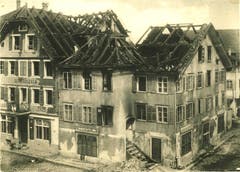 In der Nacht vom 5. auf den 6. April 1919 brannte das Joller-Haus und der benachbarte Gasthof zum Schlüssel ab. Bild: PD/Historisches Museum Obwalden.