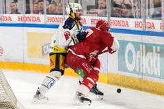 Zugs David McIntyre (links) gegen Lausannes Robin Grossmann. (Bild: Pascal Müller / Freshfocus, Lausanne, 2. April 2019)
