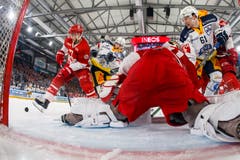 Viel Verkehr vor Lausanne-Torhüter Sandro Zurkirchen. (Bild: Salvatore Di Nolfi / Keystone, Lausanne, 2. April 2019)