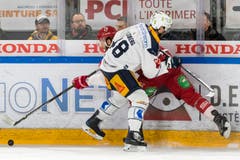Zugs Carl Klingberg (vorne) blockt Lausannes Petteri Lindbohm.(Bild: Pascal Müller / Freshfocus, Lausanne, 2. April 2019)