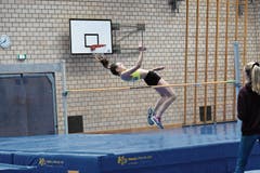 Luana Bertényi (STV Au) schraubte sich im Hochsprung auf 1,55 Meter hoch – und damit zum Tagessieg in der U14. (Bild: Bilder: pd)
