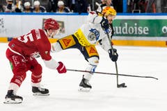 Zugs Garrett Roe (rechts) zieht gegen Lausannes Cory Emmerton ab und trifft zum 1:0. (Bild: Pascal Müller / Freshfocus, Lausanne, 2. April 2019)