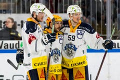 Carl Klingberg, Garrett Roe und Dario Simion jubeln nach dem 0:1. (Bild: Pascal Muller / Freshfocus, Lausanne, 2. April 2019)