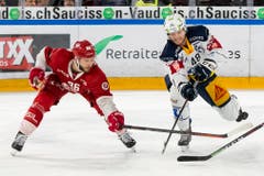 Zugs Carl Klingberg (rechts) im Duell mit Lausannes Dario Trutmann. (Bild: Pascal Muller / Freshfocus, Lausanne, 2. April 2019)