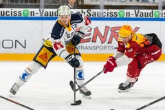 Zugs Dario Simion (links) gegen Lausanne-Topskorer Joel Vermin. (Bild: Pascal Müller / Freshfocus, Lausanne, 2. April 2019)