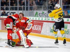 Biels Goalie Jonas Hiller reklamiert vergebens nach dem ersten Tor der Berner durch Simon Moser (rechts) (Bild: KEYSTONE/PETER KLAUNZER)
