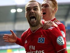 Matchwinner für den HSV: Pierre-Michel Lasogga führt die Hamburger mit einer Doublette in die Halbfinals (Bild: KEYSTONE/EPA/FRIEDEMANN VOGEL)