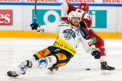 Zugs David McIntyre (vorne) wird von Lausannes Dario Trutmann umgerissen. (Bild: Jean-Christophe Bott / Keystone, Lausanne, 2. April 2019)