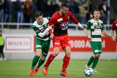Der Krienser Jan Elvedi versucht dem Aarauer Stefan Maierhofer den Ball abzuluchsen. (Bild: Marc Schumacher / Freshfocus, Kriens, 2. April 2019)