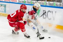 Zugs Thomas Thiry (rechts) gegen Lausannes Etienne Froidevaux. (Bild: Pascal Müller / Freshfocus, Lausanne, 2. April 2019)