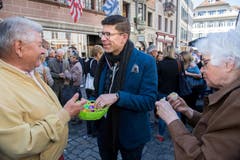 LZ-Eiertütschen ist, wenn Chefredaktor Jérôme Martinu ein Körbchen Eier statt einen Stapel Zeitungen hält. Hier ist er im Gespräch mit Seppi Bürgisser (links). (Bild: Eveline Beerkircher, Luzern, 20. April 2019)