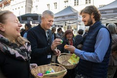 «Amateure!», scheint das Lachen von Redaktorin Martina Odermatt auszudrücken, während sich die Kollegen duellieren. (Bild: Eveline Beerkircher, Luzern, 20. April 2019)