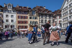 Gefreut haben wird der Auftritt der Trachtenvereinigung wohl auch die Touristen. (Bild: Pius Amrein, Luzern, 20. April 2019)