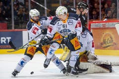 Raphael Diaz (links) und Sven Leuenberger (Mitte) zeigen im letzten Drittel vollen Einsatz. (Bild: KEYSTONE/Marcel Bieri)