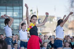 Die warmen Temperaturen machen's möglich: Trägershirt Mitte April. (Bild: Pius Amrein, Luzern, 20. April 2019)