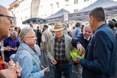 Es wurde ordentlich zugegriffen: Die ersten 400 Eier waren innert Minurten weg. (Bild: Eveline Beerkircher, Luzern, 20. April 2019)