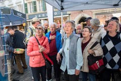 Eine Gruppe Leserinnen und Leser im Bann des Glücksrades. (Bild: Eveline Beerkircher, Luzern, 20. April 2019)