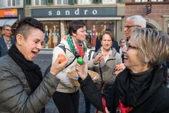 Wer hat gewonnen? Eli Flory (links) und Sofie Meier beim Eiertütschen. (Bild: Eveline Beerkircher, Luzern, 20. April 2019)