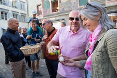 Thomas und Sabine Sidler geniessen ein Ei. Wer das Tütschen gewonnen hat ist nicht überliefert. (Bild: Eveline Beerkircher, Luzern, 20. April 2019)