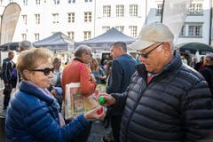 So geht Eiertütschen: Fridolin und Margrith Bühler auf dem Weinmarkt in Luzern. (Bild: Eveline Beerkircher, Luzern, 20. April 2019)