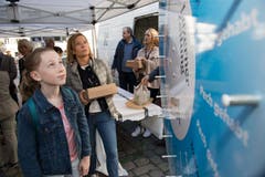 Sein Glück konnte man auch am Glücksrad testen, wo zusätzliche Leckereien abzustauben waren. (Bild: Eveline Beerkircher, Luzern, 20. April 2019)