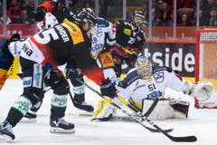 Zugs Goalie Tobias Stephan verteidigt sein Tor. (Bild: KEYSTONE/Marcel Bieri)