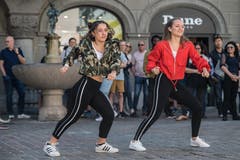 Auch diese beiden jungen Frauen gehören zur Tanzgruppe «Dance & Fun Neuenkirch/Rain». (Bild: Pius Amrein, Luzern, 20. April 2019)