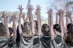 Die Gruppe «ValDanza» bei ihrem Auftritt vor dem KKL in Luzern. (Bild: Pius Amrein, Luzern, 20. April 2019)