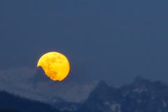 Ein fulminanter Vollmondaufgang über dem Bächistock. (Bild: Xaver Husmann, Rain, 19. April 2019)