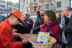 «Hier ist die Ware!»: Anita Schürmann (links) begutachtet die Eier, während Redaktorin Sandra Monika Ziegler gekonnt als Marktfrau agiert. (Bild: Eveline Beerkircher, Luzern, 20. April 2019)