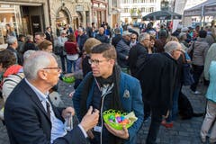 Zeit für ein ernstes Gespräch - auch mit Chefredaktor Jérôme Martinu (mit Körbchen) - gab es auf jeden Fall. Bild: Eveline Beerkircher, Luzern, 20. April 2019)