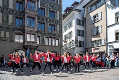 Die Mädchen zeigten ihr Können vor dem Publikum in der Luzerner Altstadt. (Bild: Pius Amrein, Luzern, 20. April 2019)