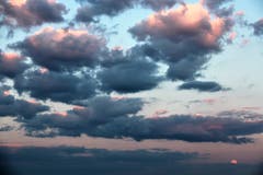 Spezielle Wolkenstimmung mit Vollmond, beobachtet am Karfreitag. (Bild: Josef Habermacher, Diegenstal, 20. April 2019)