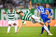 Christian Schwegler (von hinten), rechter Verteidiger, Note 5Mit seiner Härte und Abgeklärtheit hilft der Routinier dem Team in der St. Galler Druckphase. Dazu ein Assist mit dem Kopf zum 1:0. (Bild: KEYSTONE/Gian Ehrenzeller)