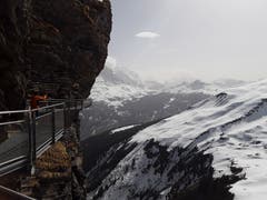 First Cliff Walk: Felssteg mit spektakulärem Blick auf den Eiger, Nervenkitzel garantiert. (Bild: Bruno Ringgenberg, First ob Grindelwald, 22. April 2019)