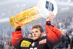 Bern-Torhüter Leonardo Genoni mit dem Pokal. (Bild: Marcel Bieri / Keystone)