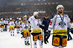 Den Zuger Spielern blieb nur die Silbermedaille. (Bild: Marcel Bieri / Keystone)