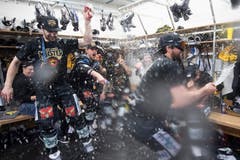 Die Spieler feiern in der Garderobe. (Bild: Marcel Bieri / Keystone)