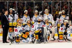 Enttäuschung bei Zugs Spielern und Staff nach dem Spiel. (Bild: Pascal Müller / Freshfocus)