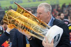 SCB-Trainer Kari Jalonen mit dem Pokal. (Bild: Marcel Bieri / Keystone)