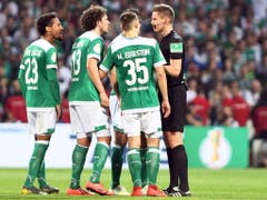 Die Bremer beschweren sich - vehement und wohl zu Recht - nach dem Penaltyentscheid bei Schiedsrichter Daniel Siebert (Bild: KEYSTONE/EPA/DAVID HECKER)
