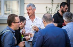 Vor dem TZ-Podium: Apéro mit Bier und Bratwurst vor dem Rathaus in Weinfelden. (Bild: Reto Martin)