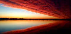 Morgenrot mit Wolkenband über dem Bodensee bei Ermatingen. (Bild: Yvonne Grüninger)