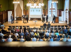 Vor dem TZ-Podium: Apéro mit Bier und Bratwurst vor dem Rathaus in Weinfelden. (Bild: Reto Martin)