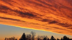Osterfeuer über dem Vorderland - Sonnenaufgang am Ostersonntag von Heiden in Blickrichtung Bodensee/Bregenz. (Bild: Fredy Zünd)